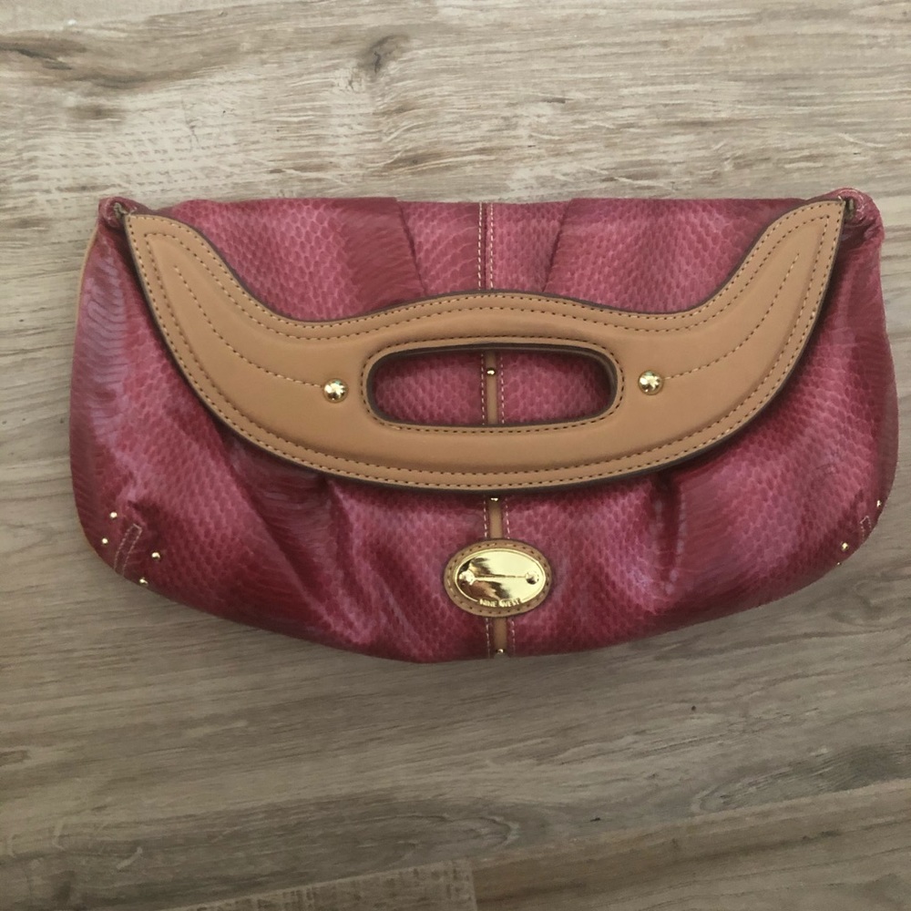 Nine West ** NEW. ** clutch than can me expanded